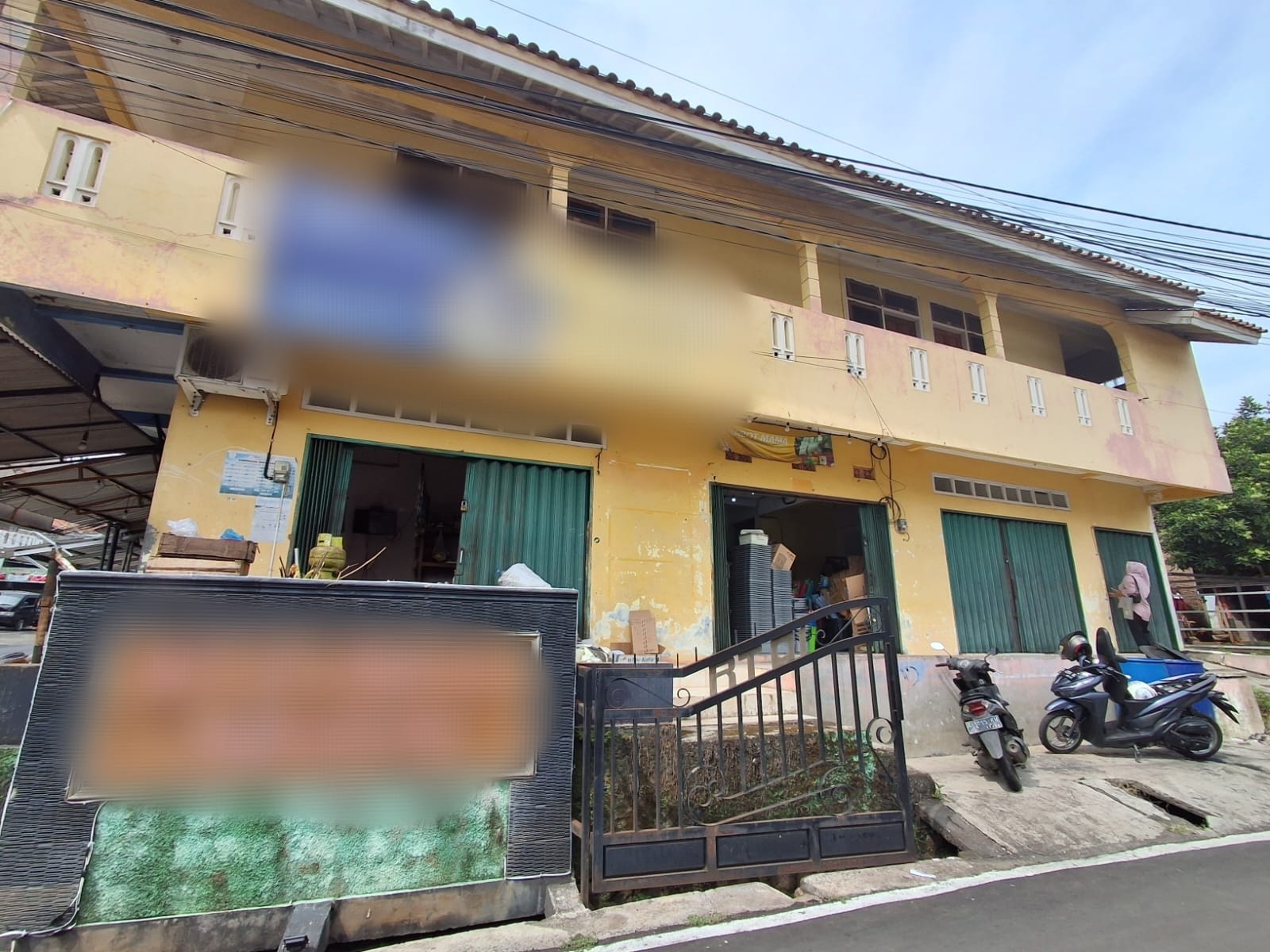 Rumah Toko merangkap Rumah Kost, Second Kondisi Bagus, Siap Huni, Lokasi Strategis, Pinggir Jalan Raya, Bebas Banjir